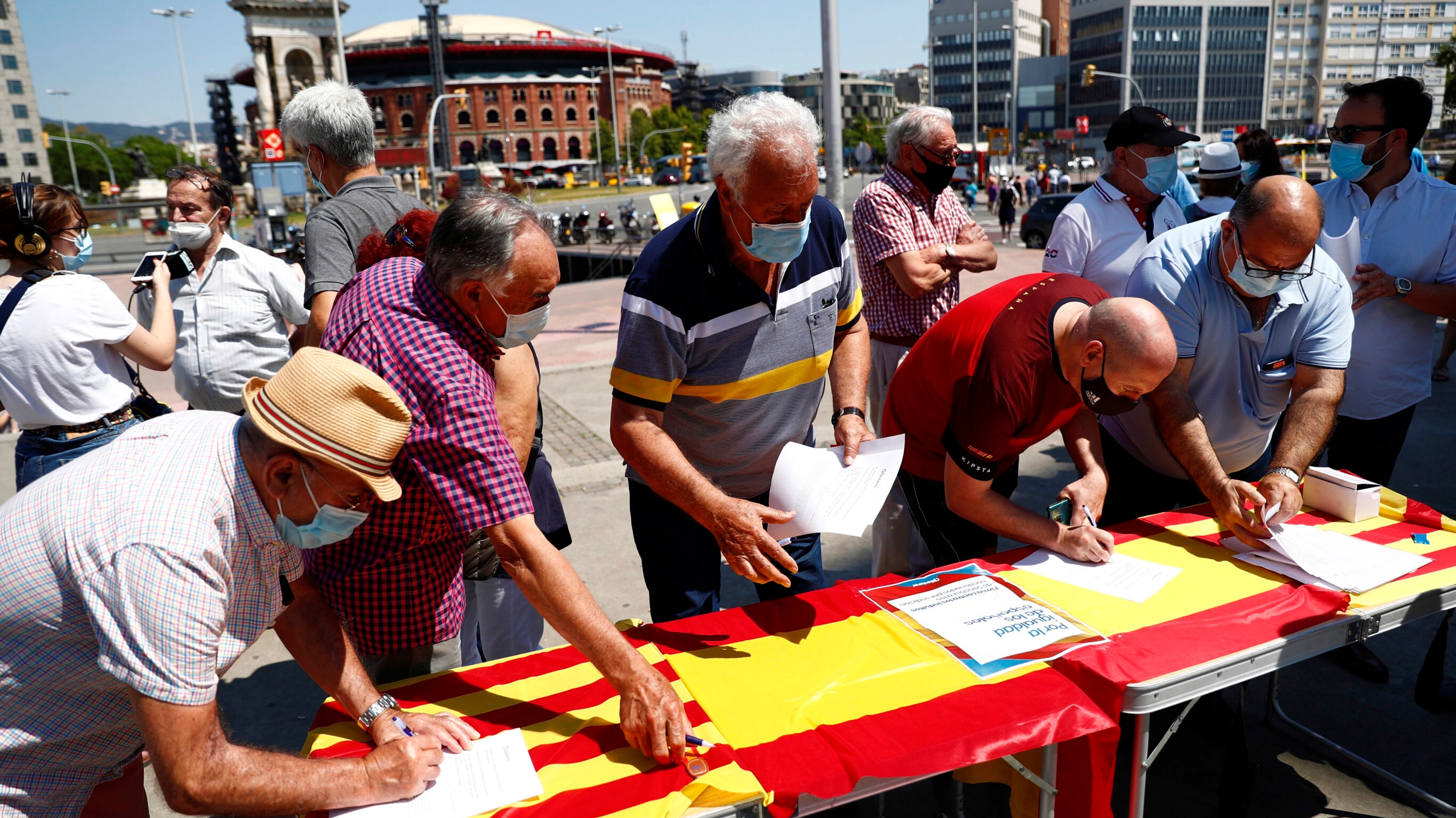 Varios ciudadanos firman la petición contra la concesión de indultos en Barcelona Varios ciudadanos firman la petición contra la concesión de indultos en Barcelona