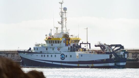El buque oceanogr&aacute;fico &Aacute;ngeles Alvari&ntilde;o en el Puerto de Santa Cruz de Tenerife
