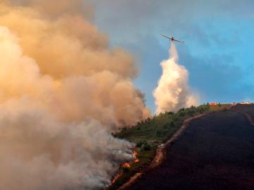 Dos incendios forestales en Galicia que continúan activos calcinan 100 hectáreas