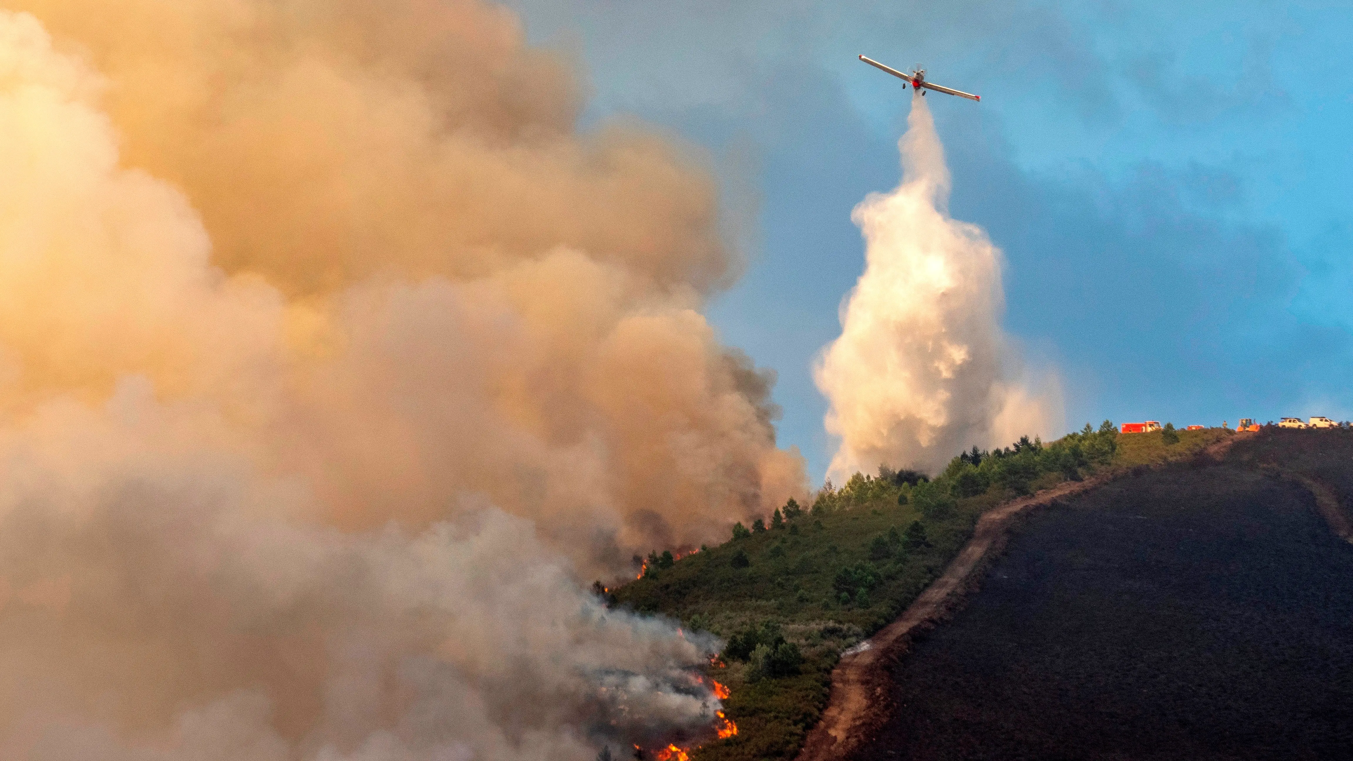 Dos incendios forestales en Galicia que contin&uacute;an activos calcinan 100 hect&aacute;reas
