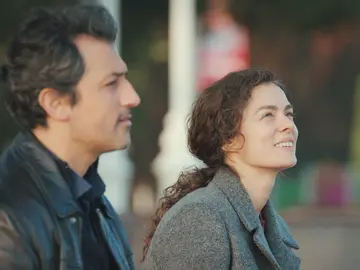 La complicidad entre Bahar y Arif se desata en una merienda en el puerto La complicidad entre Bahar y Arif se desata en una merienda en el puerto