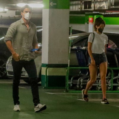 María Pedraza y Álex González en un parking de un conocido centro comercial