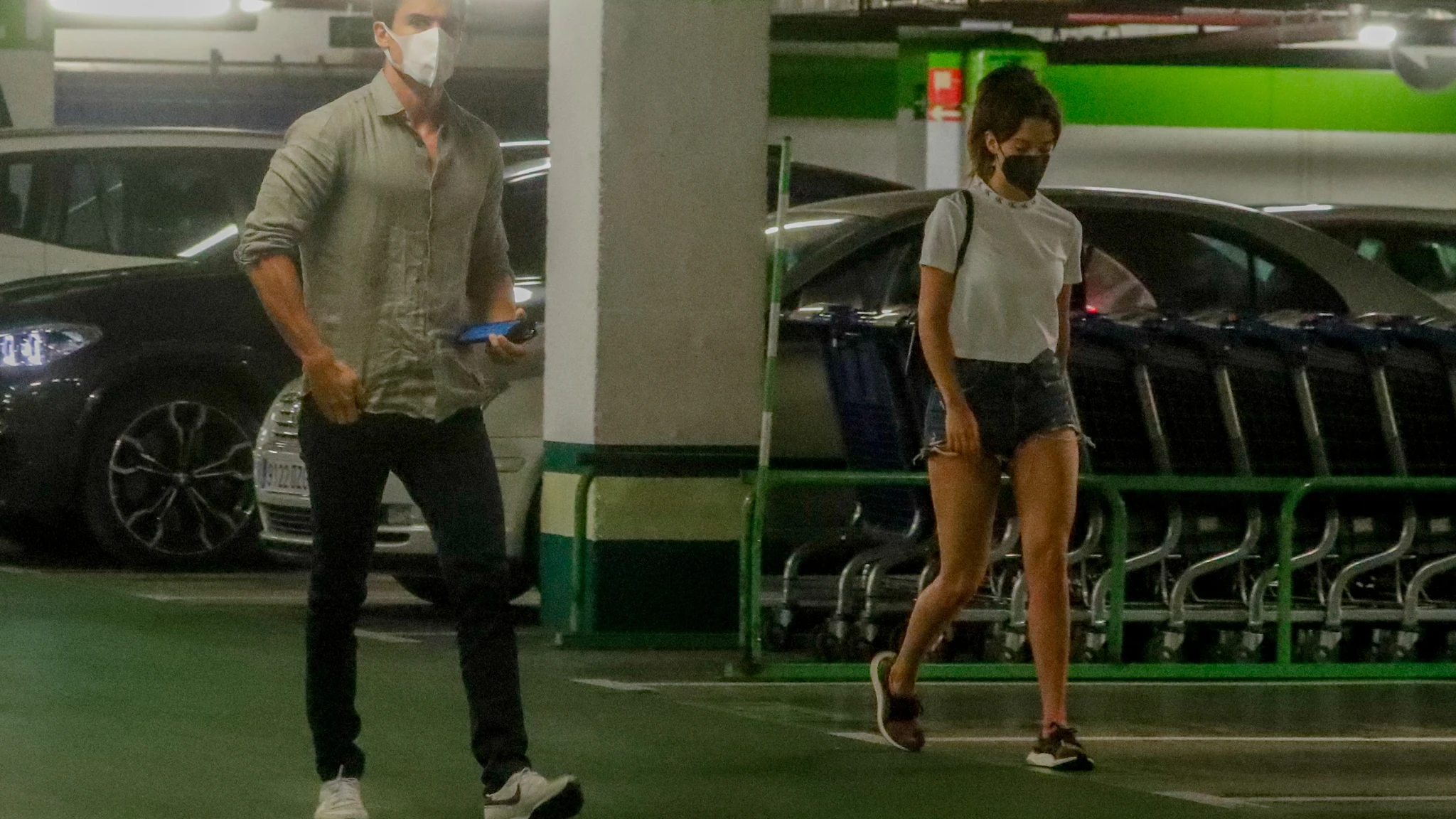 María Pedraza y Álex González en un parking de un conocido centro comercial María Pedraza y Álex González en un parking de un conocido centro comercial