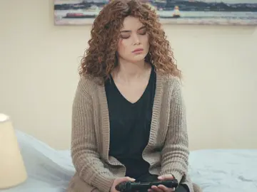 Bahar y Arif creen haberse deshecho de la pistola… ¡pero la tiene Sirin! Bahar y Arif creen haberse deshecho de la pistola… ¡pero la tiene Sirin!