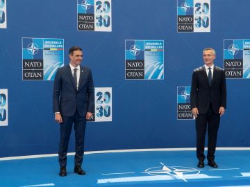 El presidente del Gobierno, Pedro S&aacute;nchez (i) junto al secretario general de la OTAN, Jens Stoltenberg, posan para la prensa antes del inicio de la cumbre que se celebra en Bruselas, este lunes