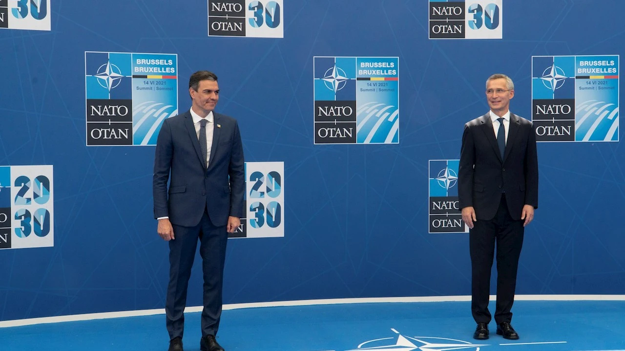 El presidente del Gobierno, Pedro S&aacute;nchez (i) junto al secretario general de la OTAN, Jens Stoltenberg, posan para la prensa antes del inicio de la cumbre que se celebra en Bruselas, este lunes