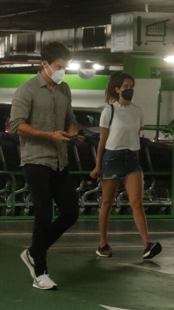 María Pedraza y Álex González en un parking de un conocido centro comercial