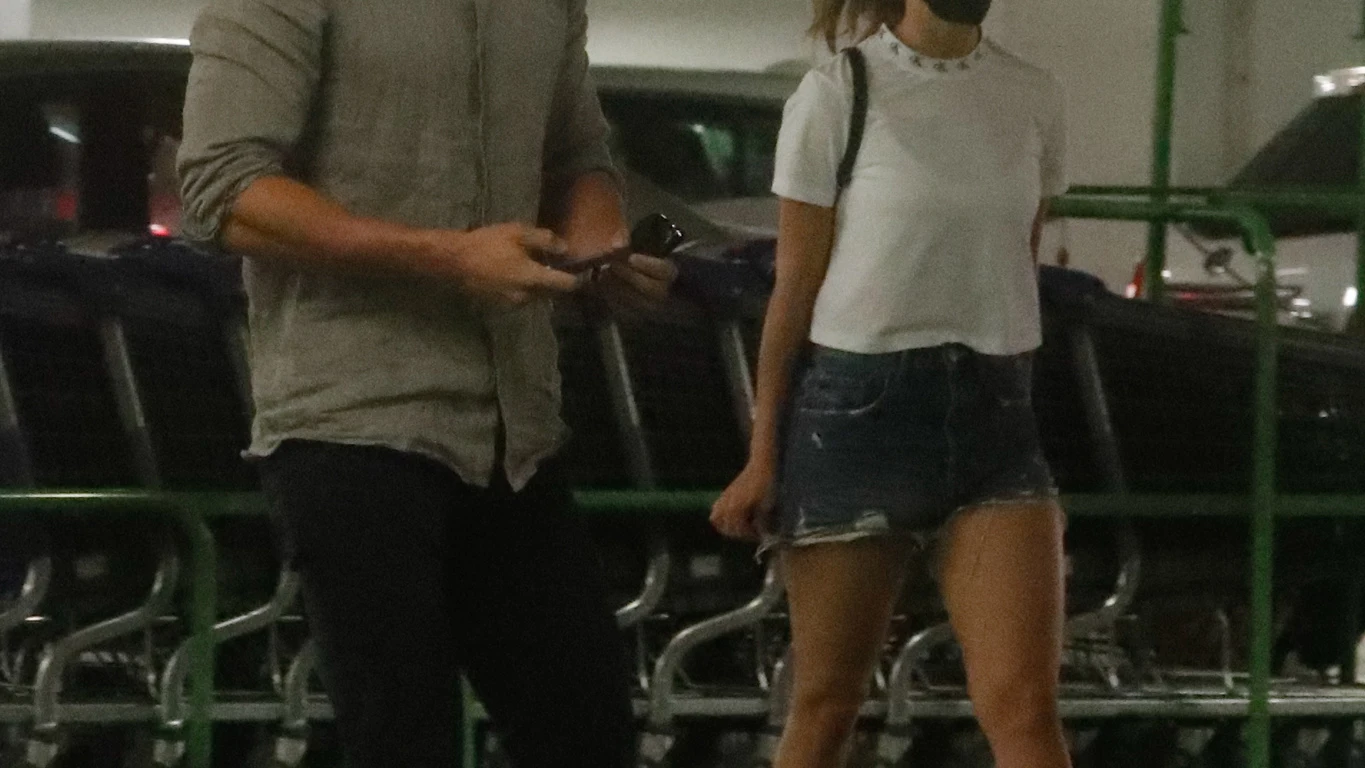 María Pedraza y Álex González en un parking de un conocido centro comercial
