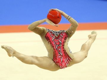 La increíble imagen de la gimnasta Linoy Ashram 'sin cabeza' que sorprende en las redes sociales