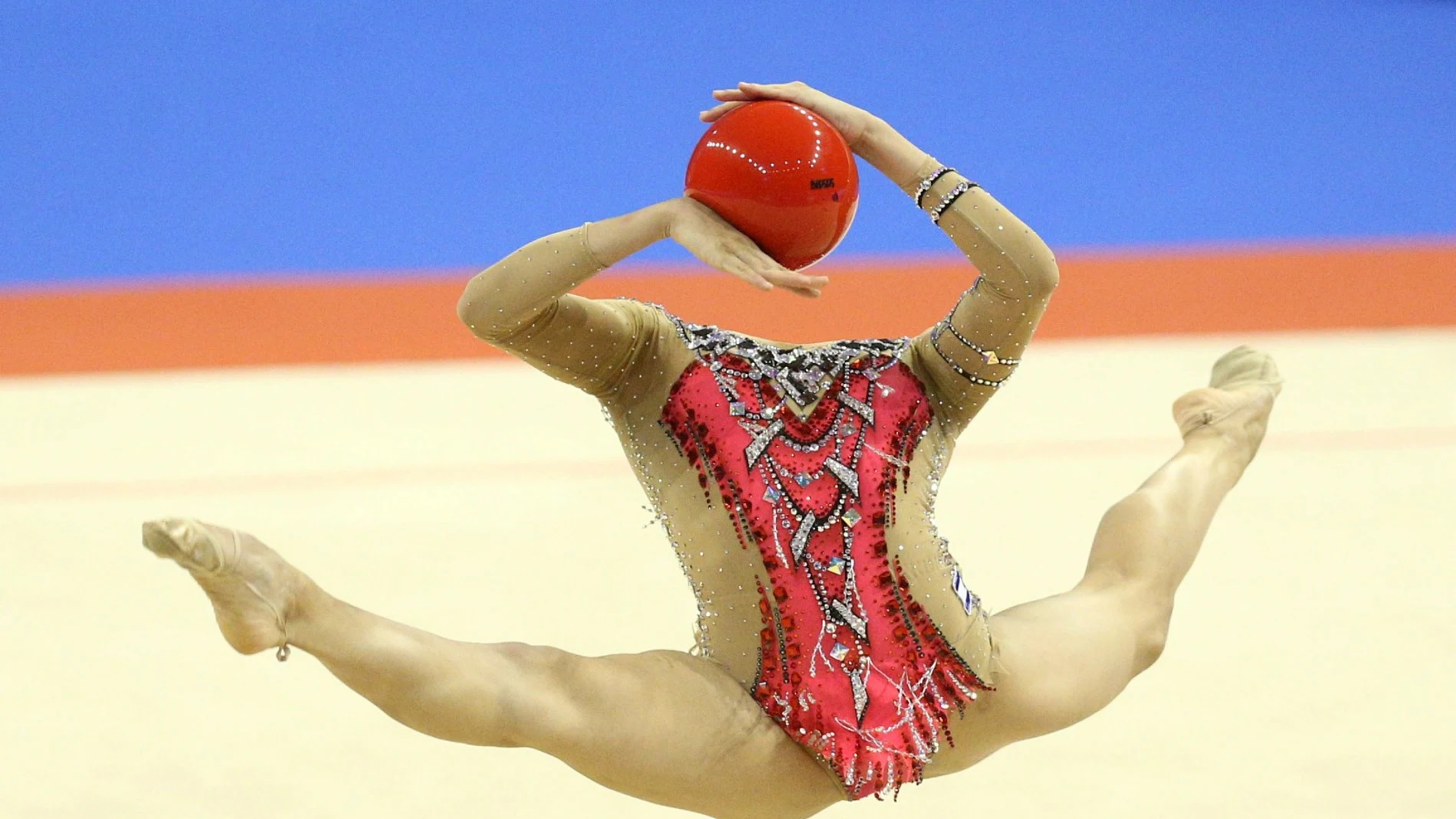 La increíble imagen de la gimnasta Linoy Ashram &#39;sin cabeza&#39; que sorprende en las redes sociales