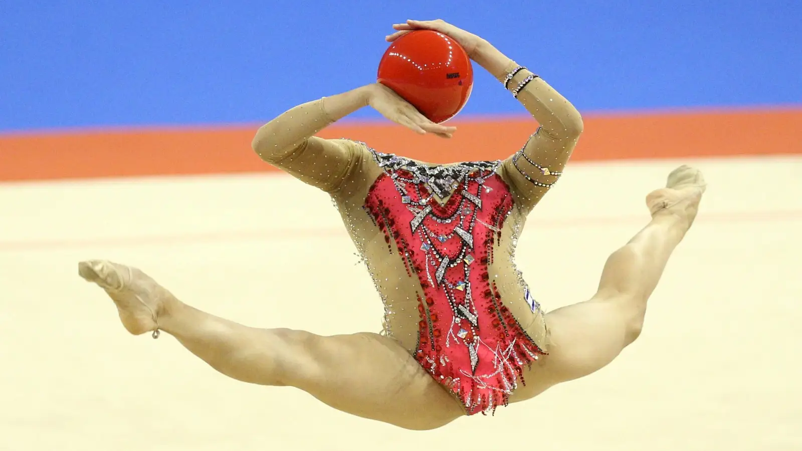 La increíble imagen de la gimnasta Linoy Ashram 'sin cabeza' que sorprende en las redes sociales La increíble imagen de la gimnasta Linoy Ashram 'sin cabeza' que sorprende en las redes sociales