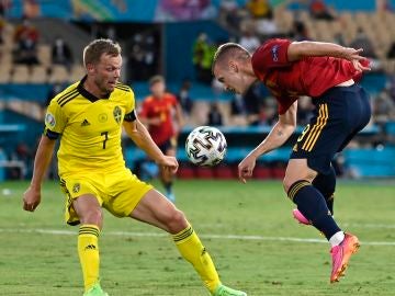 Dani Olmo controla un balón