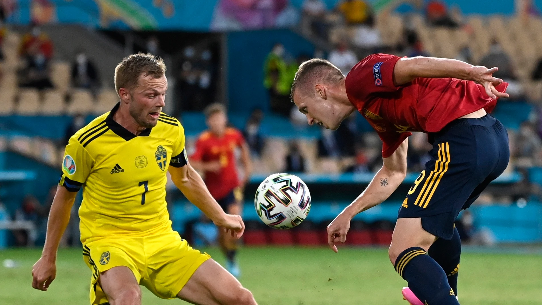 Dani Olmo controla un balón