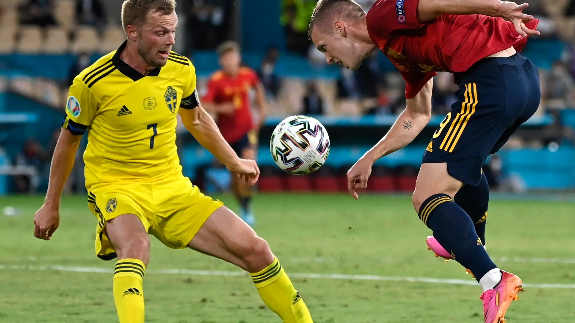 Dani Olmo controla un bal&oacute;n