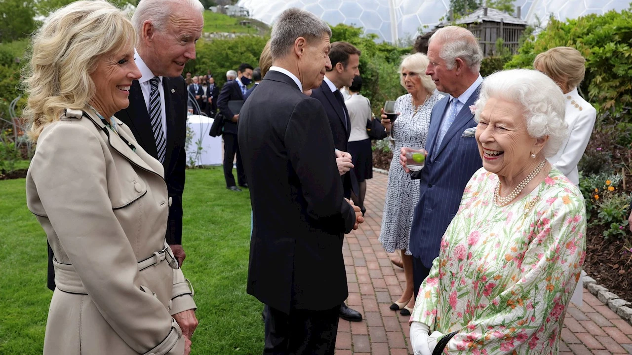 Curiosidades de la cumbre de la OTAN: Ataques de risa en los saludos y Biden asegurando que Isabel II le recuerda a su madre