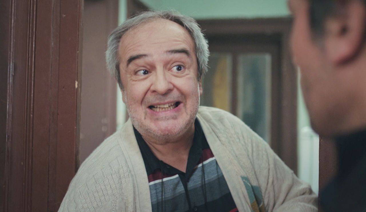Bahar y Arif, atónitos ante la hilarante ocurrencia de Enver para disimular la pistola Bahar y Arif, atónitos ante la hilarante ocurrencia de Enver para disimular la pistola