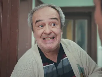 Bahar y Arif, atónitos ante la hilarante ocurrencia de Enver para disimular la pistola Bahar y Arif, atónitos ante la hilarante ocurrencia de Enver para disimular la pistola