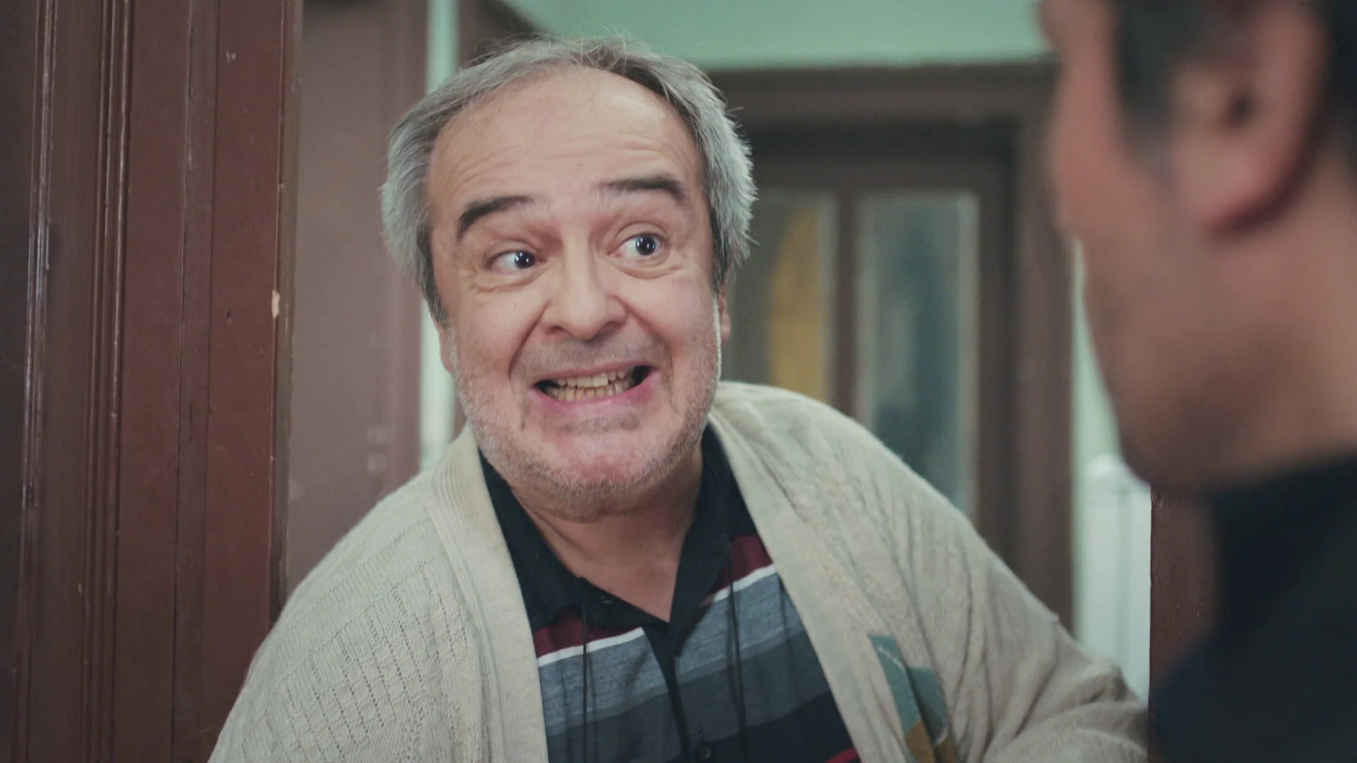 Bahar y Arif, at&oacute;nitos ante la hilarante ocurrencia de Enver para disimular la pistola