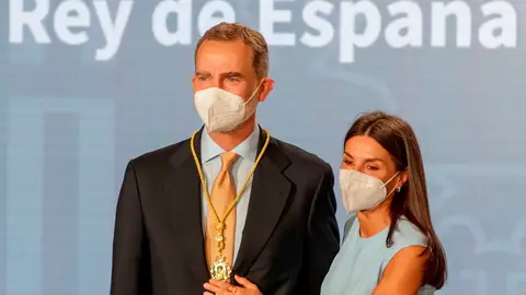 El rey Felipe VI recibe la primera medalla de honor de Andalucía por ser "el mejor símbolo de la unidad de España" El rey Felipe VI recibe la primera medalla de honor de Andalucía por ser "el mejor símbolo de la unidad de España"