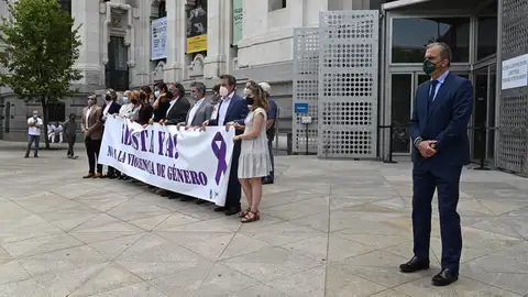 El secretario general de Vox, Javier Ortega Smith (d) se distancia de la concentración de los integrantes del ayuntamiento de Madrid para mostrar su repulsa a la violencia machista en la entrada de la sede del ayuntamiento en Madrid este lunes. El secretario general de Vox, Javier Ortega Smith (d) se distancia de la concentración de los integrantes del ayuntamiento de Madrid para mostrar su repulsa a la violencia machista en la entrada de la sede del ayuntamiento en Madrid este lunes.