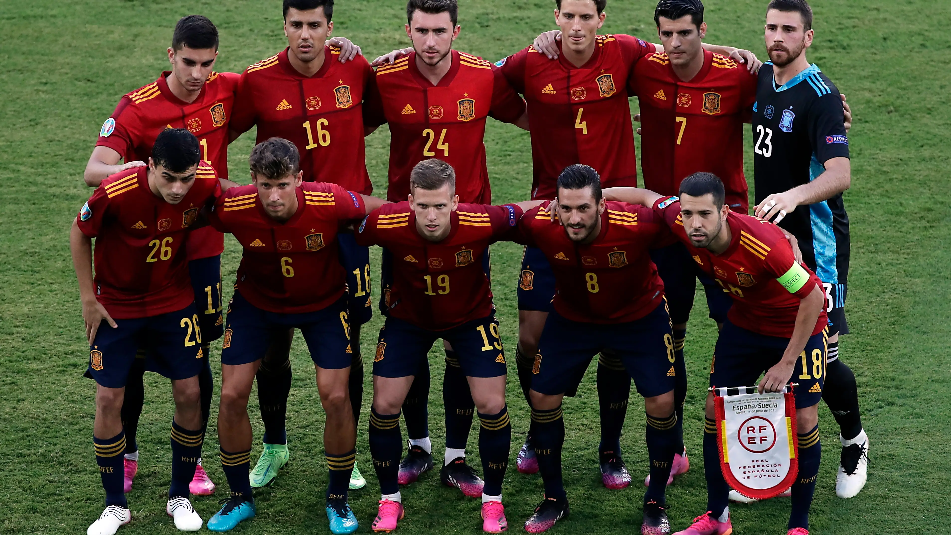 #SiSeArrodillanApagaLaTele, usuarios de Twitter piden que la selección española no haga el gesto pro 'Black Lives Matter' #SiSeArrodillanApagaLaTele, usuarios de Twitter piden que la selección española no haga el gesto pro 'Black Lives Matter'