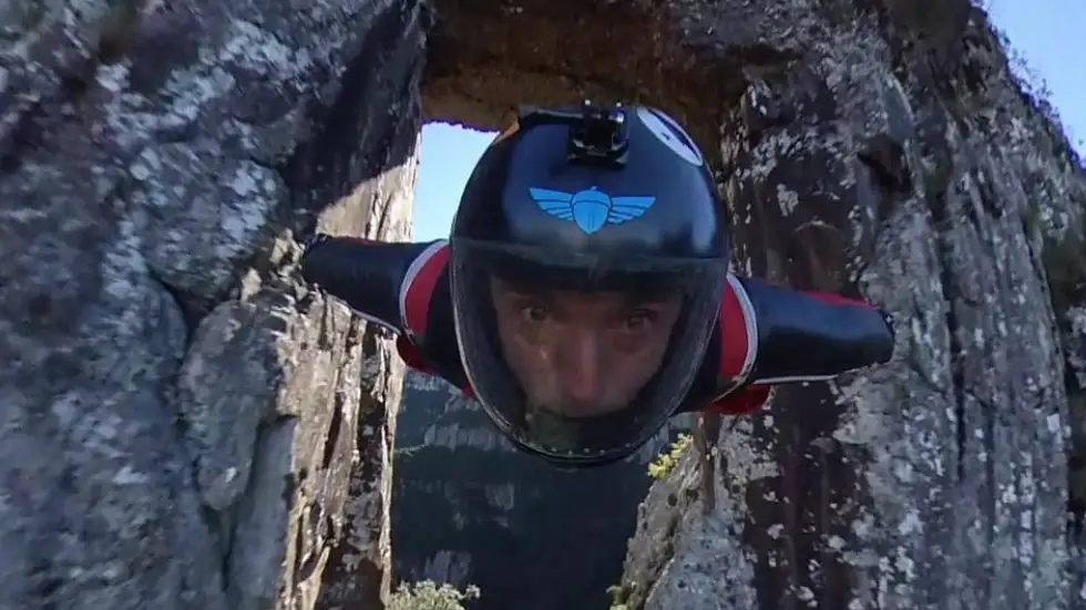 El vuelo imposible a 200 km/h del 'hombre pájaro' Gabriel Lott para atravesar el Morro da Igreja El vuelo imposible a 200 km/h del 'hombre pájaro' Gabriel Lott para atravesar el Morro da Igreja