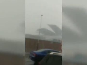 Una tormenta de granizo arranca el tejado del pabellón de Ourense: "¡Es un huracán!" 