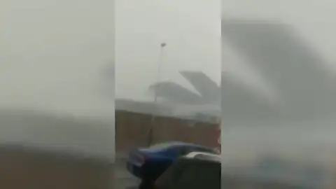 Una tormenta de granizo arranca el tejado del pabellón de Ourense: "¡Es un huracán!" Una tormenta de granizo arranca el tejado del pabellón de Ourense: "¡Es un huracán!"