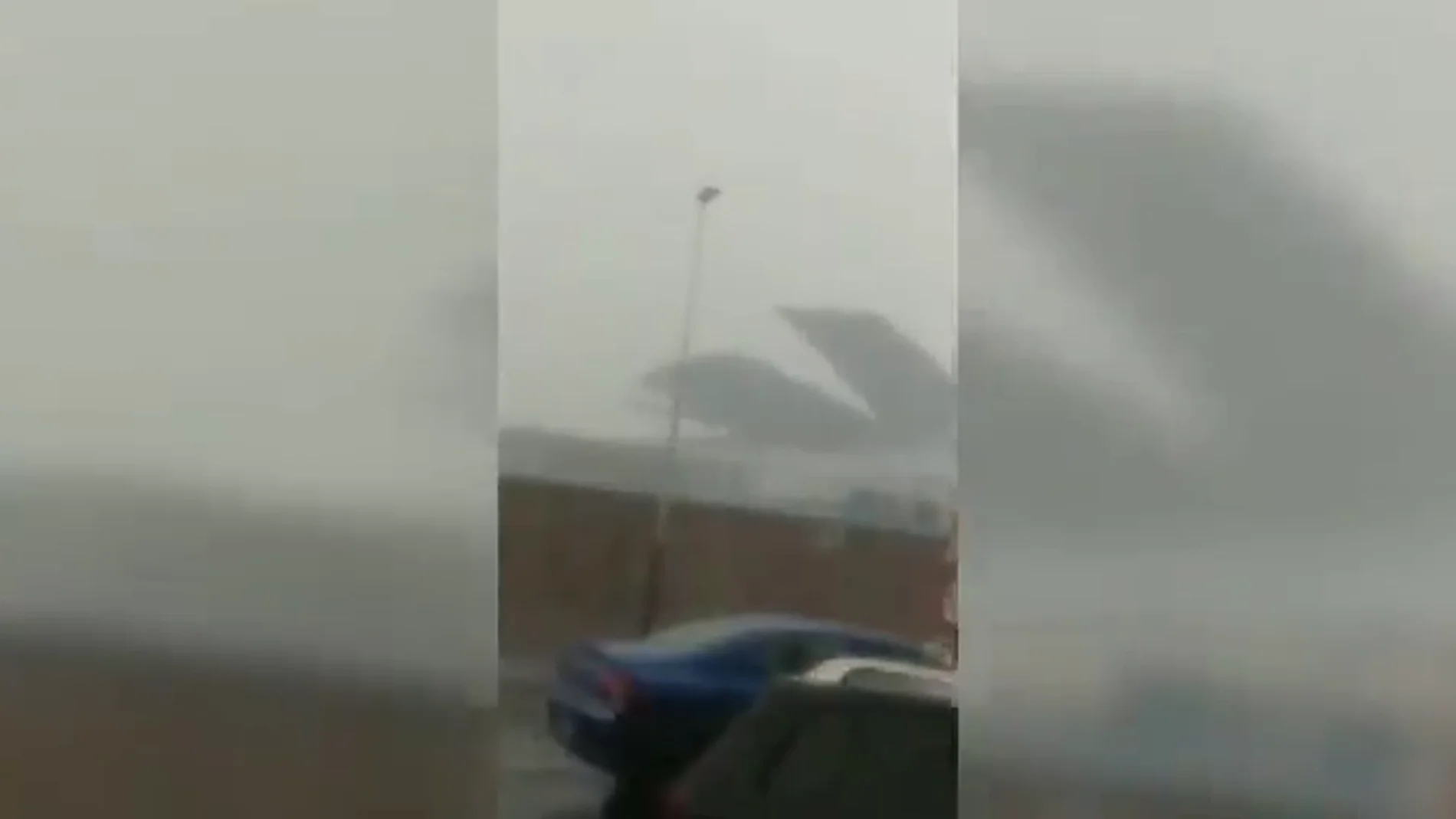 Una tormenta de granizo arranca el tejado del pabellón de Ourense: "¡Es un huracán!" 
