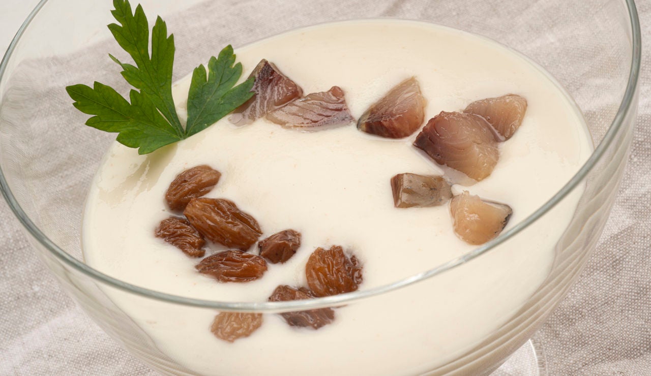 Arguiñano elabora la receta de Ajo blanco con sardina ahumada de Don Juan Ramírez Arguiñano elabora la receta de Ajo blanco con sardina ahumada de Don Juan Ramírez