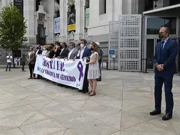 Vox acude al acto en memoria de Anna y Olivia pero no sujeta la pancarta Vox acude al acto en memoria de Anna y Olivia pero no sujeta la pancarta