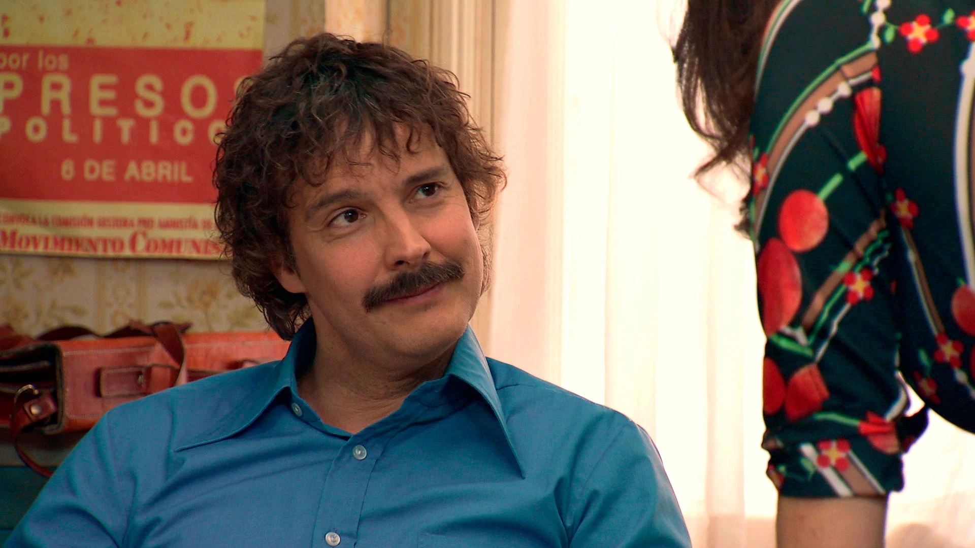 Guillermo, locamente enamorado y decidido a conquistar a Estefanía. Guillermo, locamente enamorado y decidido a conquistar a Estefanía.