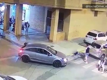 Imagen del momento en el que un hombre agrede al conductor que casi lo atropella