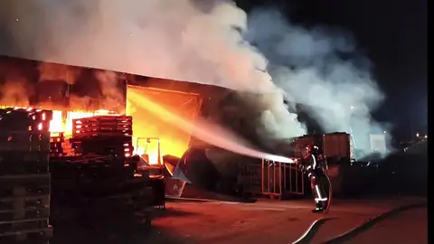 Se incendia una fábrica de palets en Elche y el fuego provoca el derrumbe del techo Se incendia una fábrica de palets en Elche y el fuego provoca el derrumbe del techo