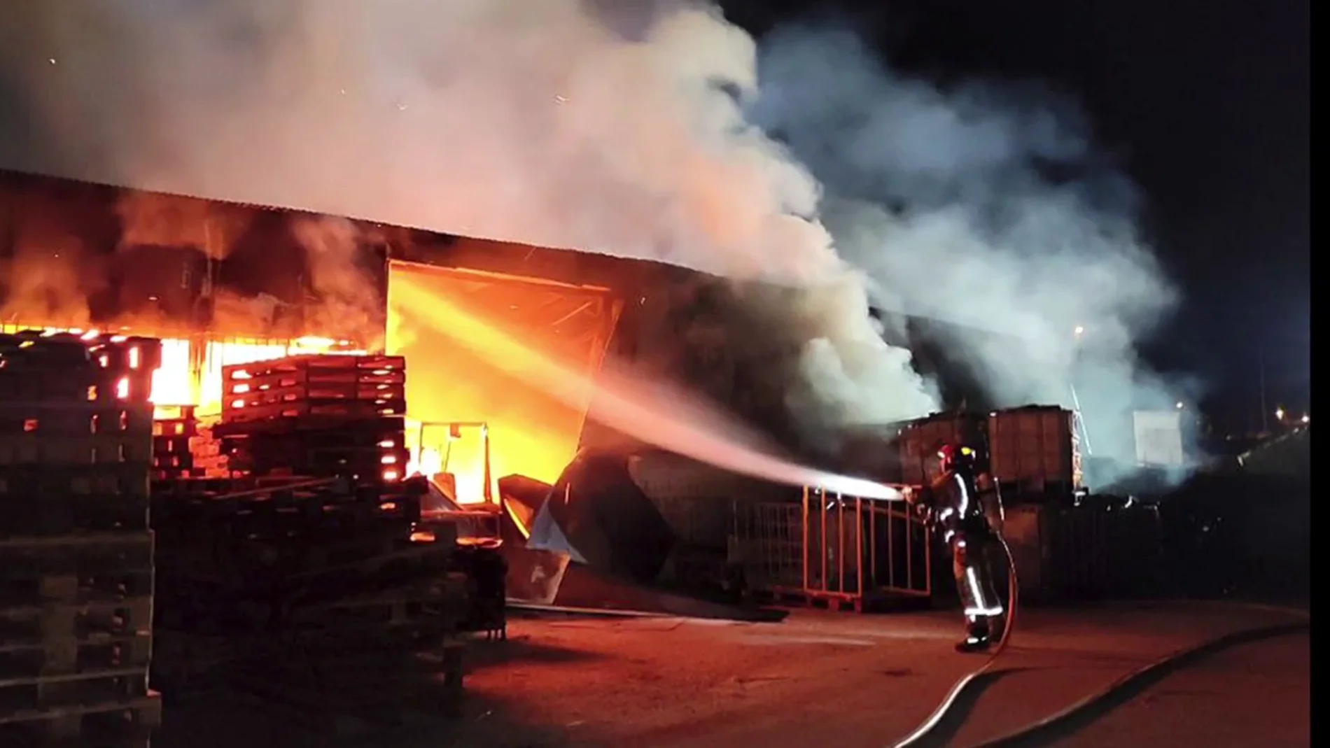 Se incendia una fábrica de palets en Elche y el fuego provoca el derrumbe del techo