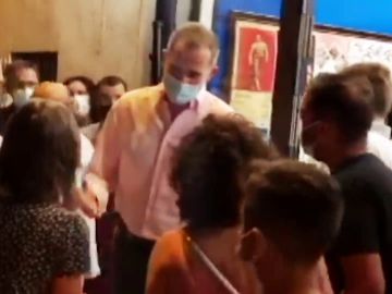  La cena sorpresa de Felipe VI en una taberna sevillana: "Llegó, se sentó... ¡pero si es el Rey!"