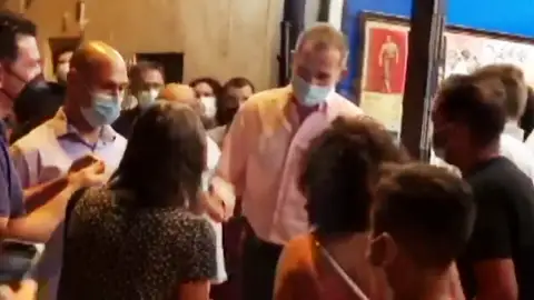 La cena sorpresa de Felipe VI en una taberna sevillana: "Llegó, se sentó... ¡pero si es el Rey!" La cena sorpresa de Felipe VI en una taberna sevillana: "Llegó, se sentó... ¡pero si es el Rey!"