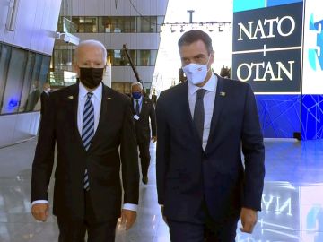 El presidente del Gobierno, Pedro Sánchez (d), junto al mandatario de Estados Unidos, Joe Biden, antes del comienzo de la cumbre de líderes de la OTAN que se celebra en Bruselas