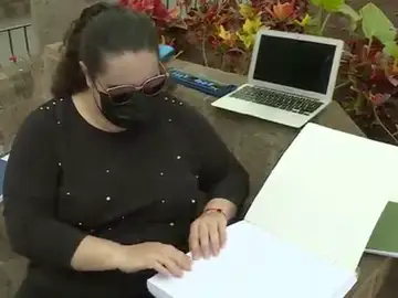 Karla ha sacado una de las mejores notas en la prueba EBAU en Canarias y es ciega de nacimiento. Karla ha sacado una de las mejores notas en la prueba EBAU en Canarias y es ciega de nacimiento.