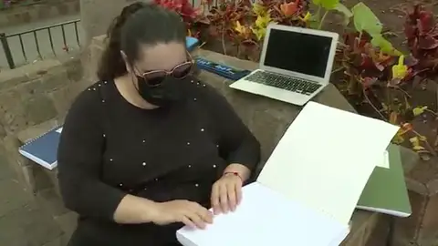 Karla ha sacado una de las mejores notas en la prueba EBAU en Canarias y es ciega de nacimiento. Karla ha sacado una de las mejores notas en la prueba EBAU en Canarias y es ciega de nacimiento.