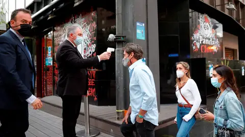 Control de temperatura en una discoteca en Madrid Coronavirus