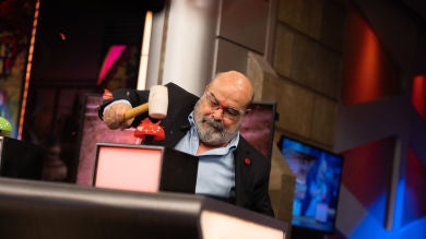 Ligar por Wallapop o el voleibol en playa nudista, ¿qué haría desaparecer Antonio Resines?