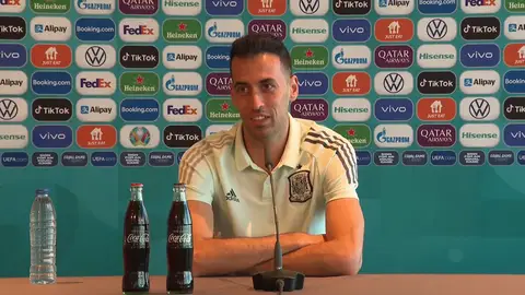 Busquets contesta a Van der Vaart: "Estamos abiertos a la crítica, pero no a la falta de respeto" Busquets contesta a Van der Vaart: "Estamos abiertos a la crítica, pero no a la falta de respeto"