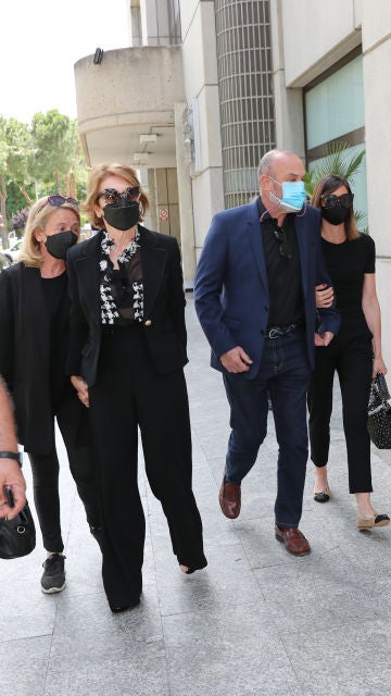 Los hermanos de Mila Ximénez y su hija, Alba Santana, en el tanatorio