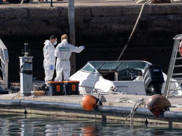 La Policía Científica analiza una embarcación en la base de la Guardia Civil de la dársena pesquera de Santa Cruz de Tenerife, propiedad de Tomás Gimeno