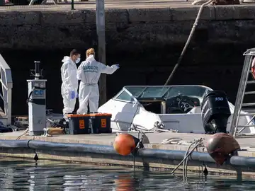 La Policía Científica analiza una embarcación en la base de la Guardia Civil de la dársena pesquera de Santa Cruz de Tenerife, propiedad de Tomás Gimeno La Policía Científica analiza una embarcación en la base de la Guardia Civil de la dársena pesquera de Santa Cruz de Tenerife, propiedad de Tomás Gimeno