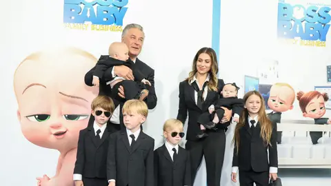 Alec e Hilaria Baldwin con sus seis hijos en la alfombra roja de 'El Bebé Jefazo: Negocios de familia' Alec e Hilaria Baldwin con sus seis hijos en la alfombra roja de 'El Bebé Jefazo: Negocios de familia'