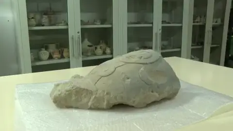 La pieza encontrada por el agricultor, con más de 2.000 años de antigüedad. La pieza encontrada por el agricultor, con más de 2.000 años de antigüedad.