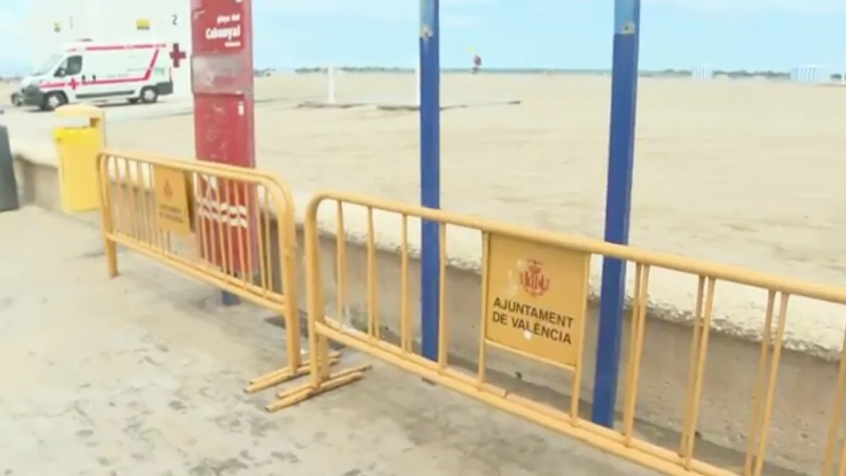 Vallas en la playa de Valencia para cerrarlas en la noche de San Juan.