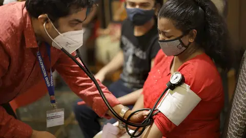 Centro de vacunación en Calcuta, India. Centro de vacunación en Calcuta, India.